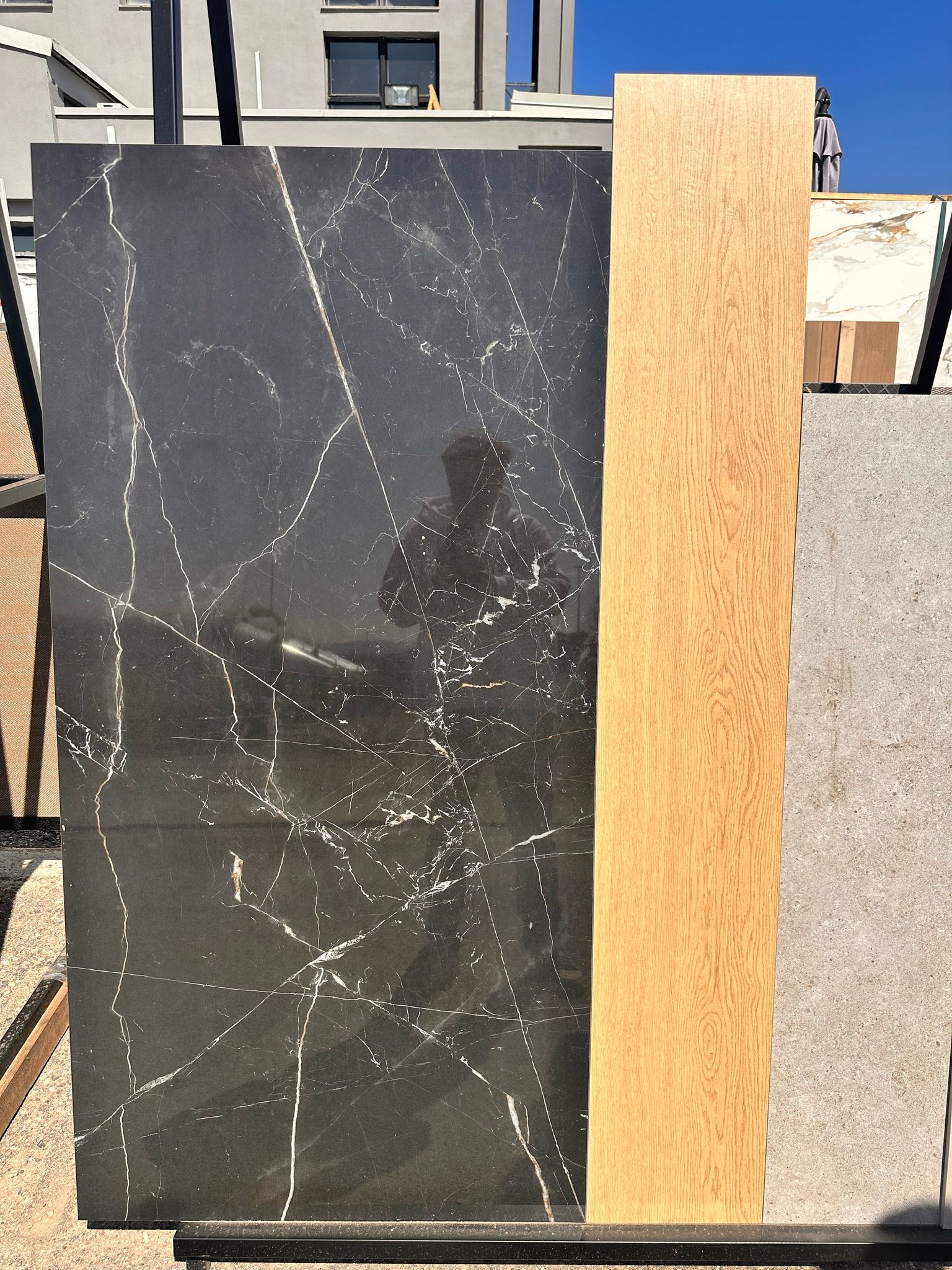 Outfit 6 - gres effetto legno rovere + marquinia